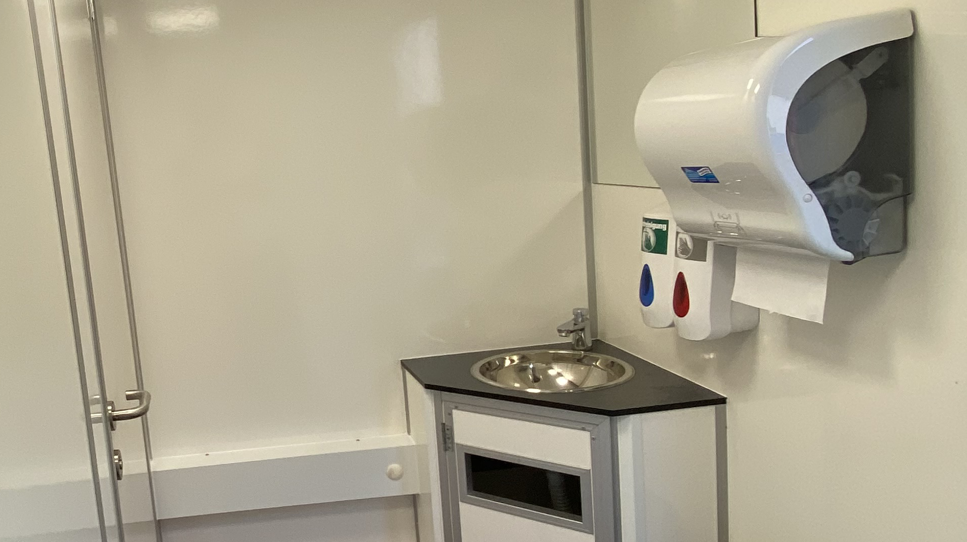 Toilettenwagen innen Waschbecken